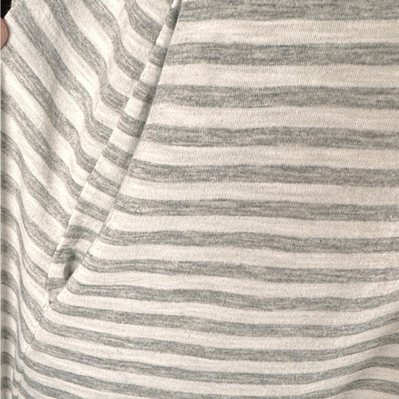 (L/XL) Simply Noelle Gray and White Horizontal Striped Tunic - Picture 6 of 13